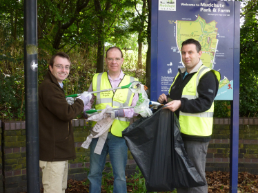 Cllrs Archer, Golds and Snowdon Help Clean Up the Isle of Dogs